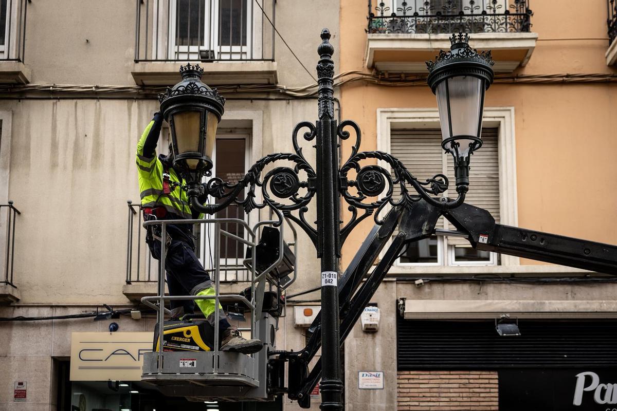 Un farol de los antiguos y otro de los nuevos en la calle Don Jaime I de Zaragoza, este martes.