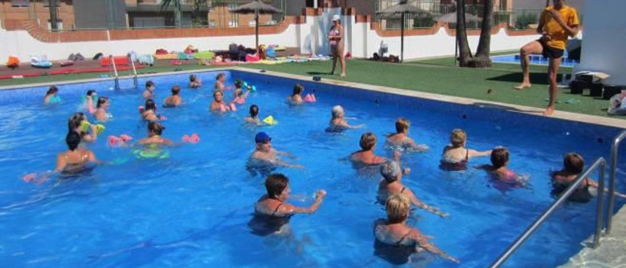 El calor llena las piscinas de les Valls y deja a vecinos sin poder bañarse