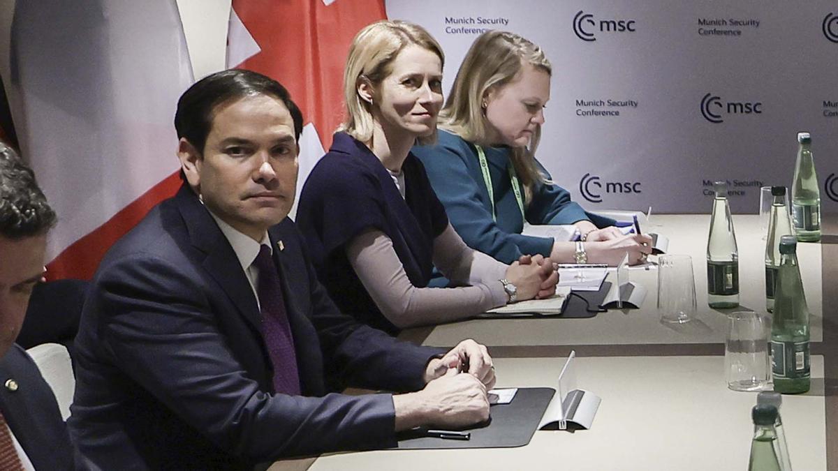 La jefa de la diplomacia europea, Kaja Kallas (centro), y el secretario de Estado de EEUU, Marco Rubio, el pasado fin de semana en la Conferencia de Seguridad de Múnich.