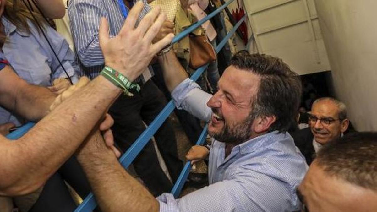 Pablo Ruz, tras el recuento electoral del 28M, entrando a la sede del PP de Elche. | ANTONIO AMORÓS