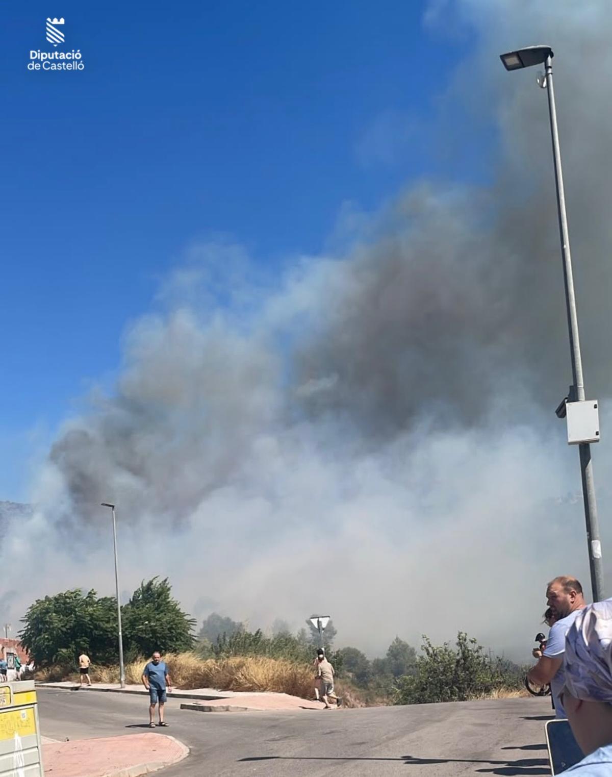 Imágenes del incendio en La Vall d'Uixò: los bomberos no logran controlar el fuego