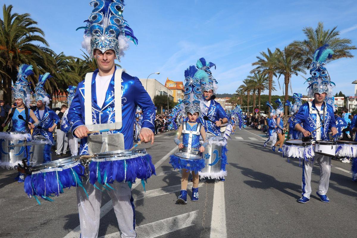 Sanxenxo se llenó de color y diversión con el tradicional desfile de carnaval de adultos y niños