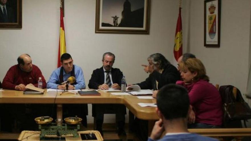 Pablo Rubio, Bonifacio Pedraz y José Ignacio Primo (segundo, tercero y cuarto por la izquierda) en un Pleno.