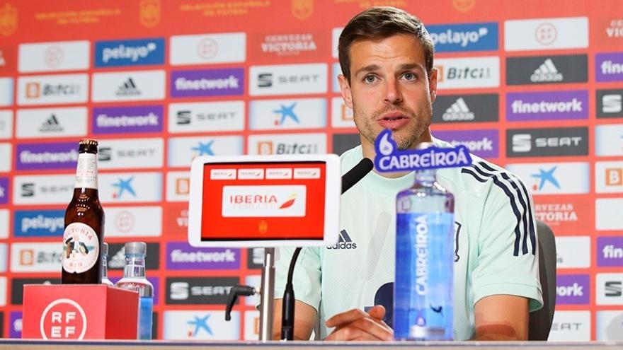 César Azpilicueta en rueda de prensa con la selección española