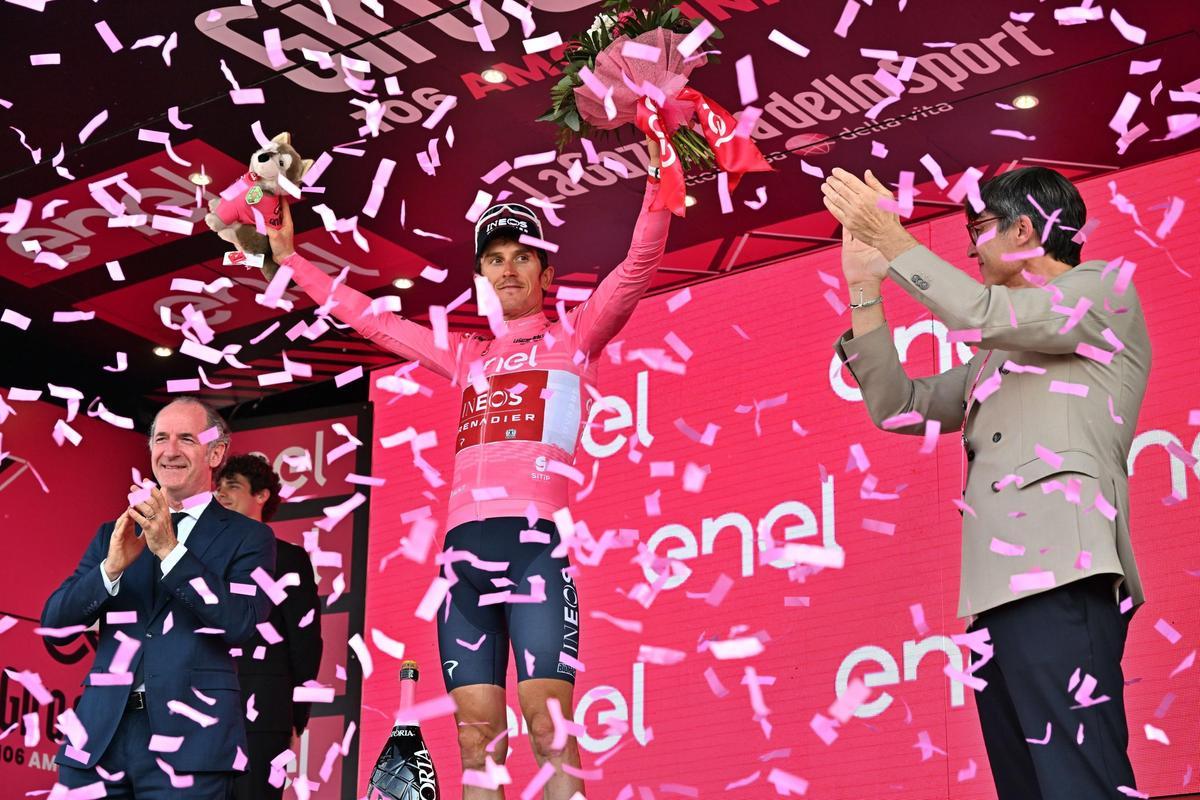 Pergine Valsugana (Italy), 24/05/2023.- British rider Geraint Thomas of Ineos Grenadiers team wearing the overall leader’s pink jersey celebrates on the podium after the 17th stage of the 2023 Giro d’Italia cycling race over 195 km from Pergine Valsugana to Caorle, Italy, 24 May 2023. (Ciclismo, Italia) EFE/EPA/LUCA ZENNARO