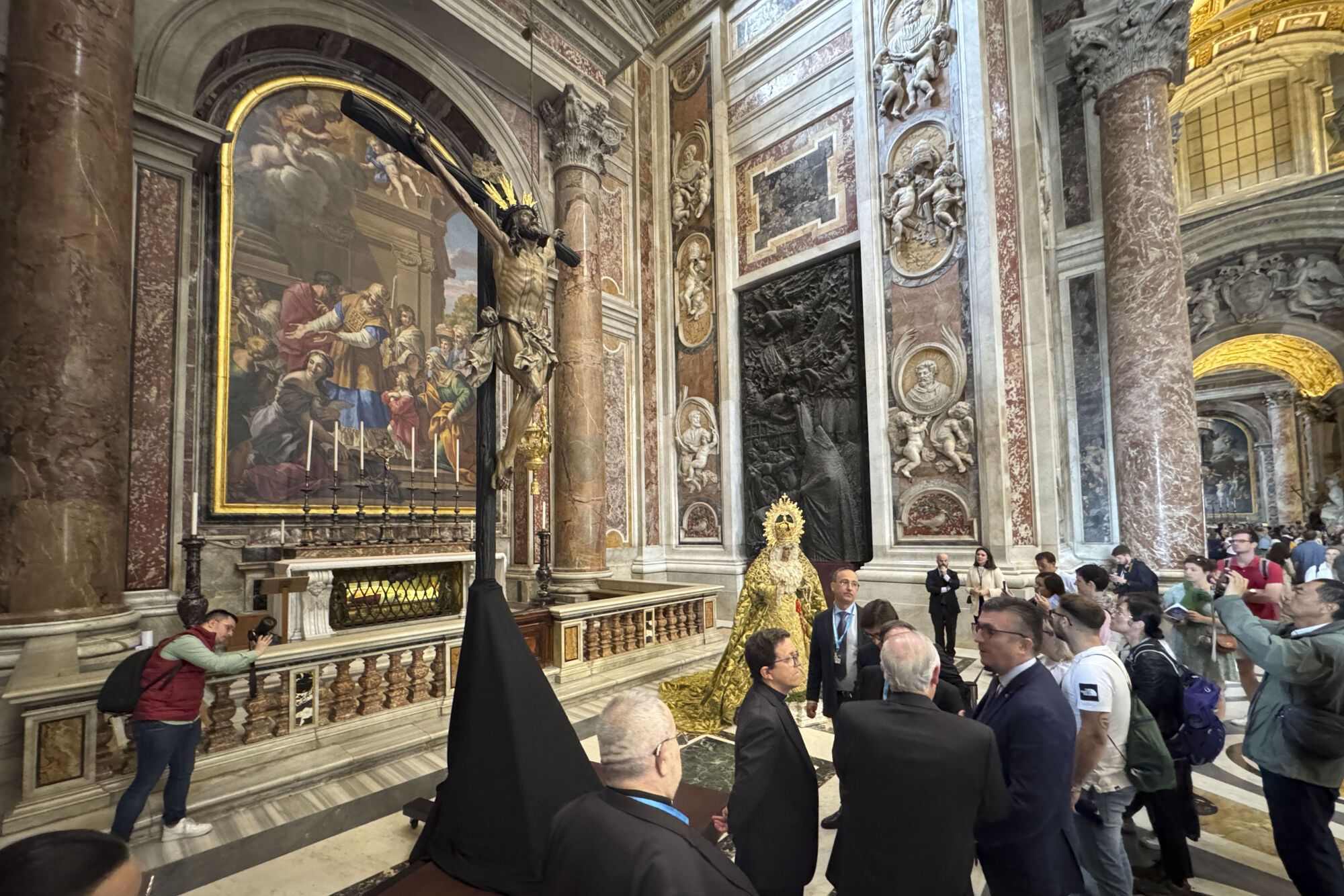ROMA, 14/05/2025.- La ciudad de Roma se prepara para la procesión de las imágenes del cristo de la Expiración, ‘El Cachorro’, de Sevilla; la virgen de la Esperanza de Málaga, y el Nazareno de León que el próximo sábado recorrerá la ciudad pasando por algunos monumentos tan emblemáticos como el Coliseo.EFE/ Daniel Cáceres