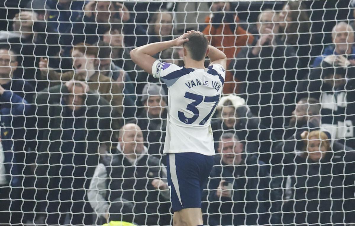 Micky van de Ven se lamenta durante el Tottenham-Newcastle