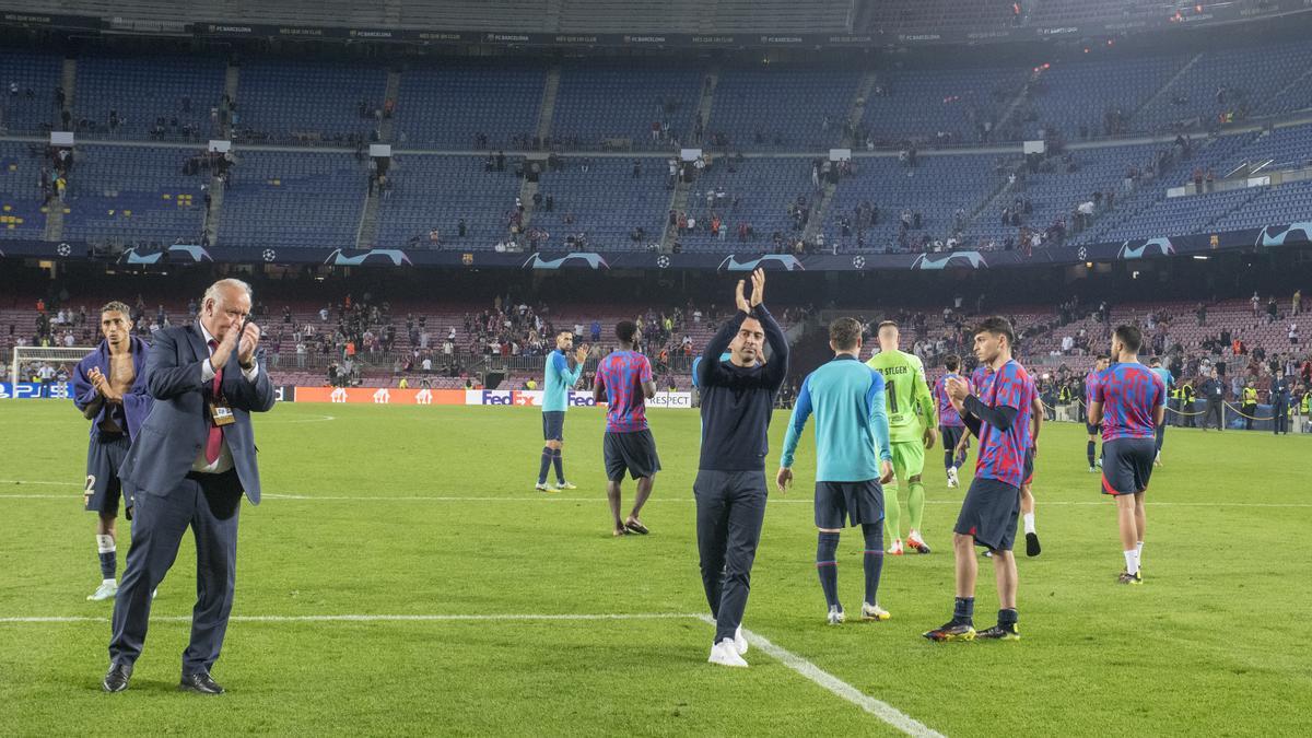 Xavi y los jugadores aplaudiendo a la grada de animación al finalizar el partido de fase de grupos de la liga de campeones entre el FC Barcelona y el Bayern de Munich