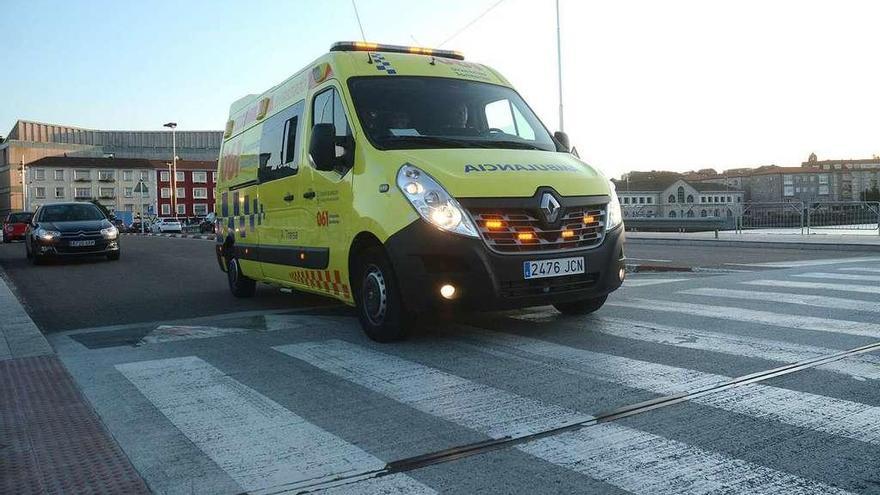 Una ambulancia del 061 circula sobre un paso sobreelevado en el inicio de la avenida de Compostela. // Rafa Vázquez