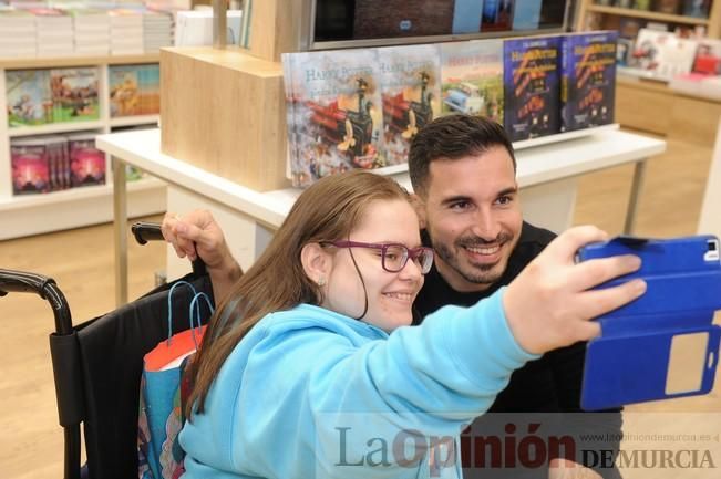 Javier Castillo firma su nueva novela, 'El día que se perdió el amor', en la Casa del Libro de Murcia