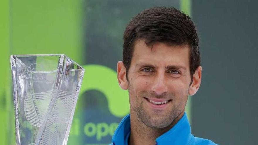 Djokovic sostiene el trofeo del Masters de Miami. // Erik S. Lesser