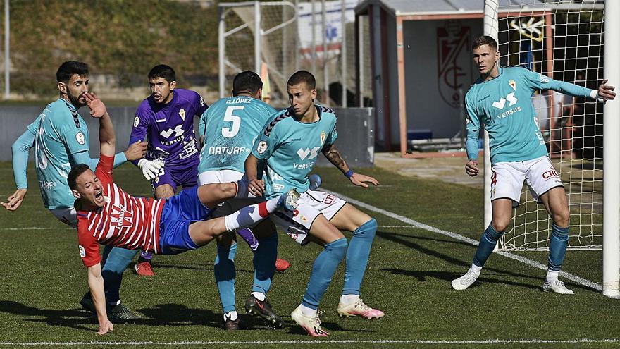 Los defensa del Real Murcia durante un encuentro esta temporada.  | DIARIO HOY GRANADA