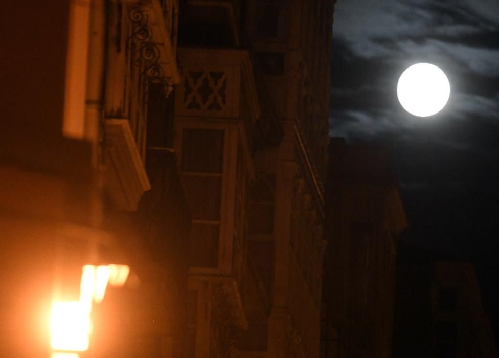 La ''Superluna'' ya asoma en A Coruña