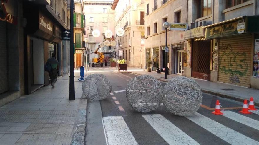 En la calle Velázquez se está colocando la nueva iluminación navideña consistente en globos iluminados.