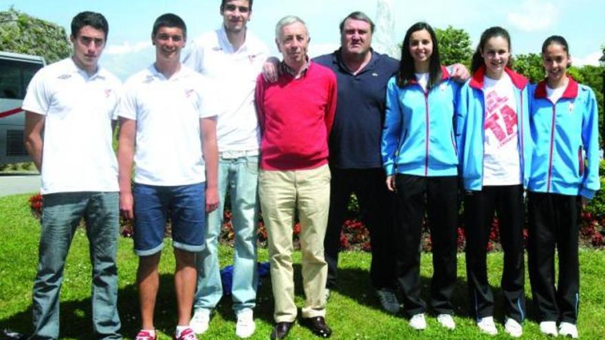 De izquierda a derecha, Pablo Penedo, Óscar Sánchez, Pablo Alonso, Guillermo        Touza, Paco Araújo, Iria Varela, Carla García y Marta Cabaleiro.  // Jesús de Arcos