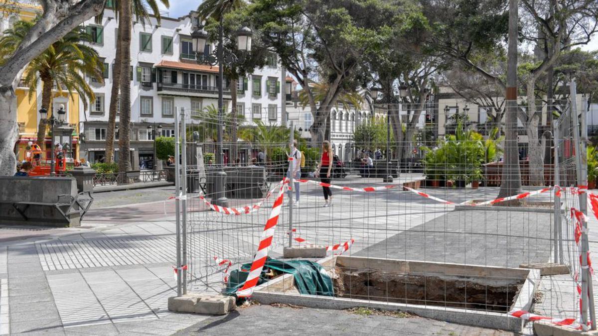 Alcorque vacío en la Alameda de Colón, ayer. | | JUAN CASTRO