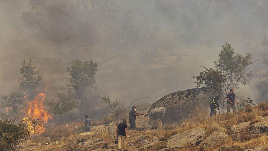 Autorizan a volver a los evacuados del fuego de Navalacruz (Ávila), en vías de estabilización