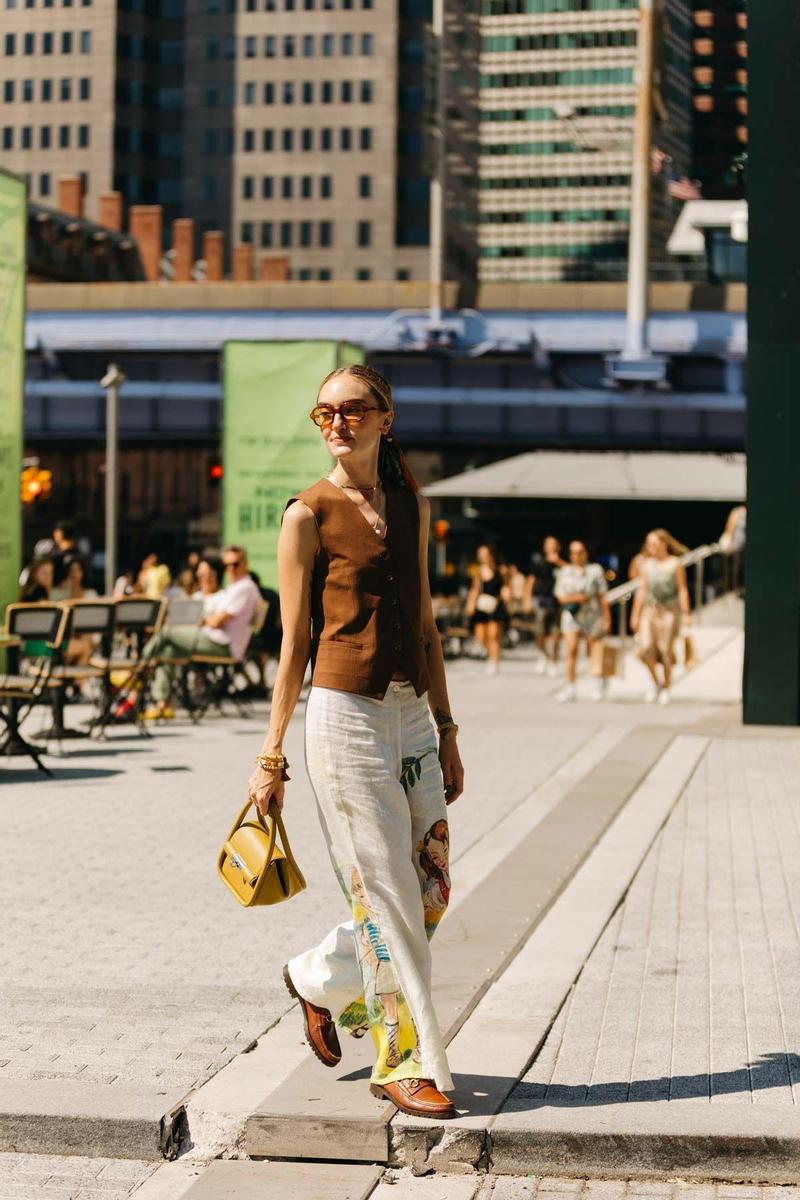 Look 'boho' con mocasines planos, captado en el 'street style' de Nueva York