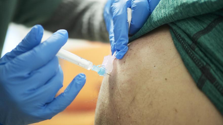 Una sanitaria vacuna contra el Covid-19 a una persona