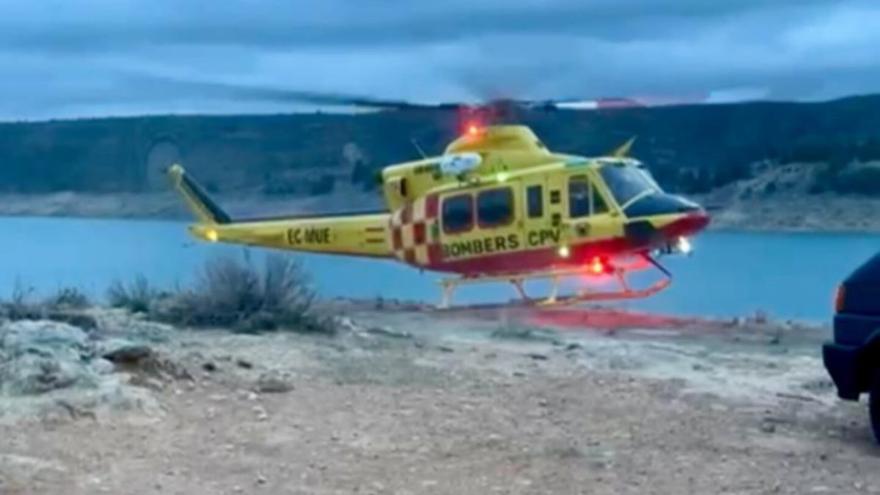 Rescatan a dos personas cuya embarcación había quedado encallada en un islote en Tous