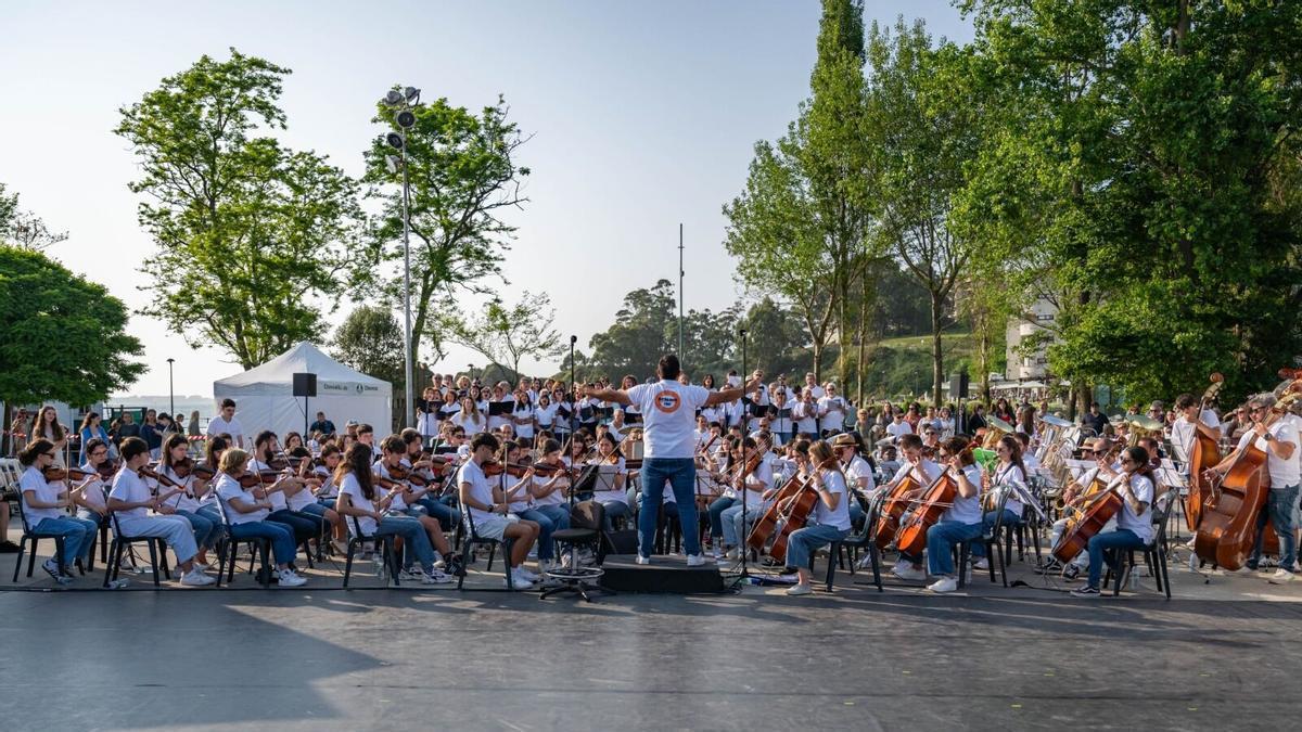 Actuación de la Escola Municipal de Música de Oleiros.