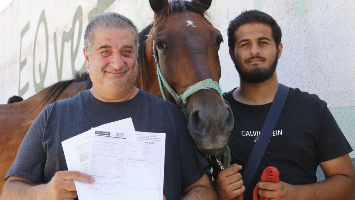 Manuel Vargas (li.) mit dem Pferd „Camarón des Moli“ und seinem Sohn Ramon.  |