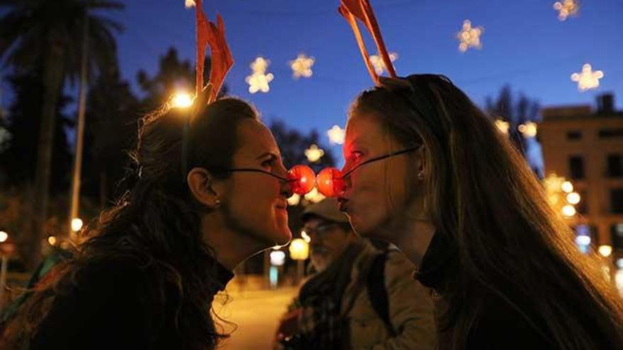 Hunderte Weihnachtsmänner tanzen in Palma