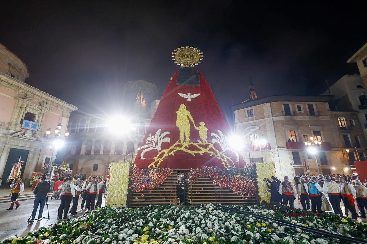 El manto de la Virgen ya luce su mensaje contra la violencia