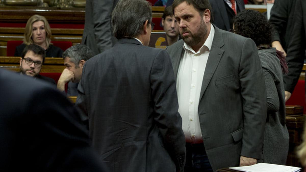 Artur Mas y Oriol Junqueras hablan en el Parlament, el pasado 19 de diciembre.