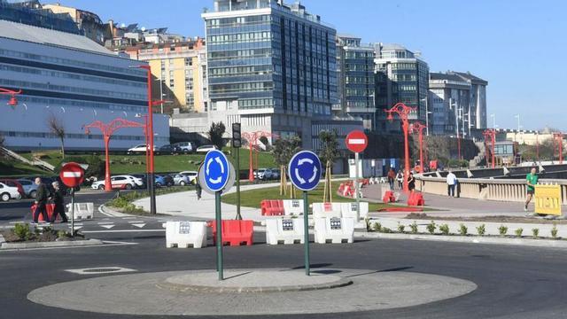 Glorieta en Pelamios, en la circunvalación de la Ciudad Vieja, con obras en curso alrededor. |   // CARLOS PARDELLAS