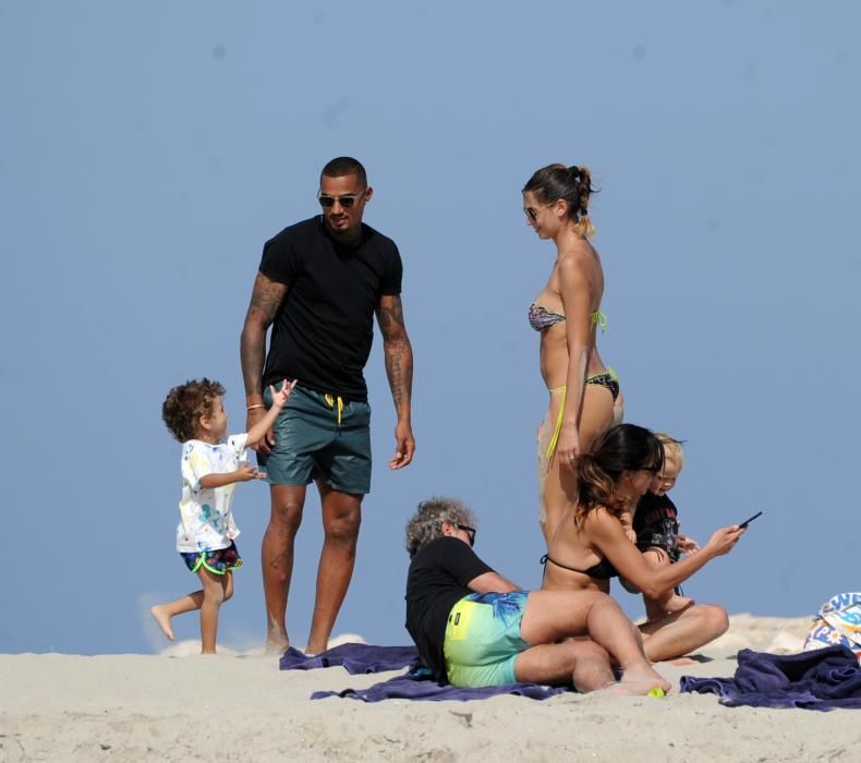 El futbolista Prince Boateg y su mujer Melissa Satta.