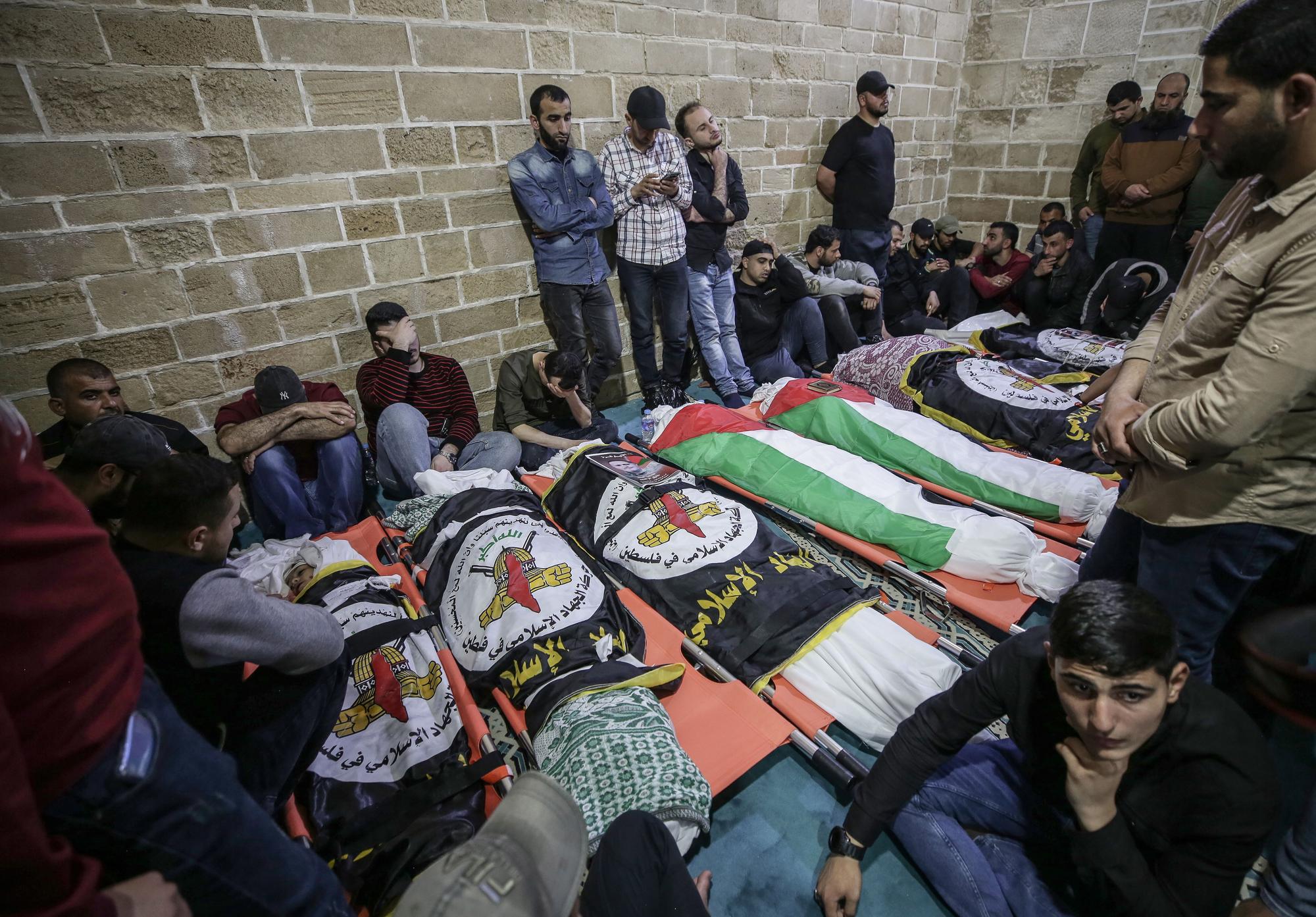 Funeral por dos de los miembros de la Yihad Islámica y sus familiares fallecidos en el bombardeo israelí en Gaza, este martes.