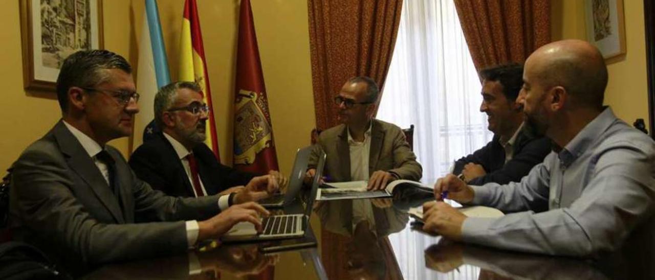 El alcalde, Jesús Vázquez, presidió ayer la reunión con técnicos y concejales. // Jesús Regal