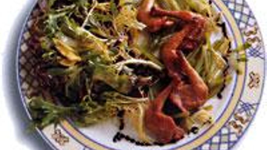 Ensalada de borrajas con muslos de pichón en escabeche de tomillo