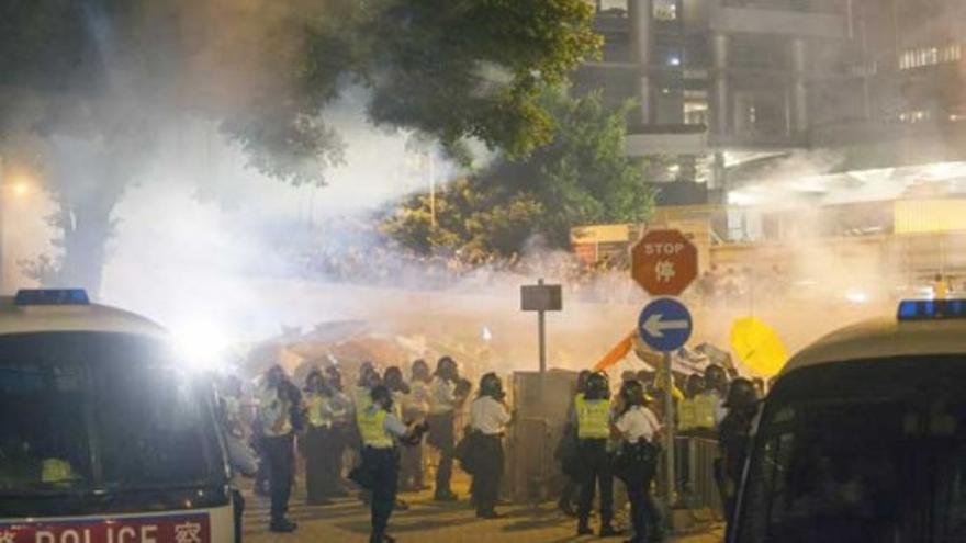 Noche de enfrentamientos en las calles de Hong Kong