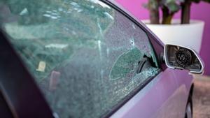 Uno de los disparos alcanzó un coche en esta plaza de Salou EUROPA PRESS