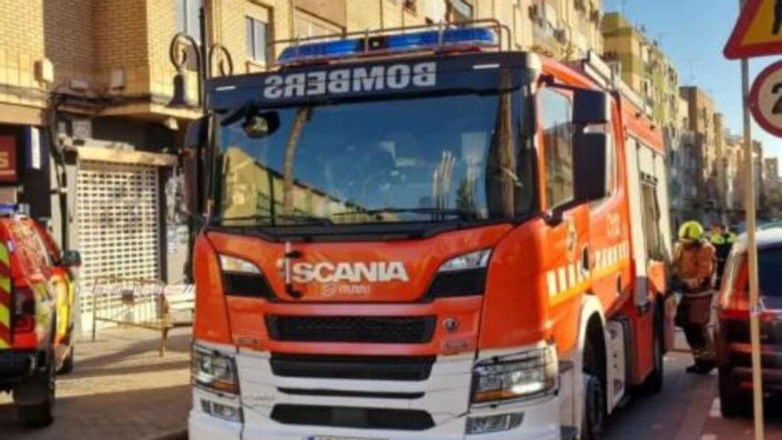 Los Bomberos supervisan los trabajos de reparación del conducto de gas en Aldaia.