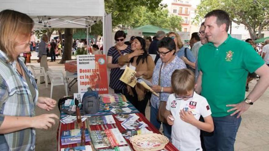 La lluvia empaña la Fira per  la Solidaritat e interrumpe parte de las actividades