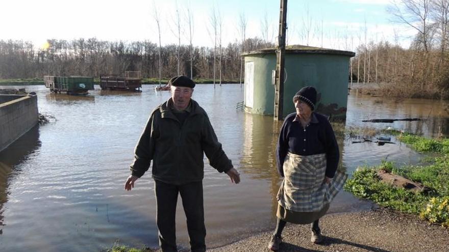 Dos vecinos en Sitrama de Tera, donde el río entró en la calle Real después de 40 años.