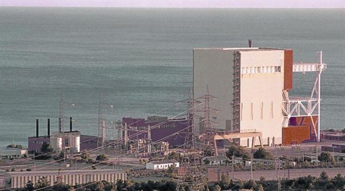 L’interior de la central Vandellòs-1, després de l’incendi del 1989. A sota, l’edifici del reactor.