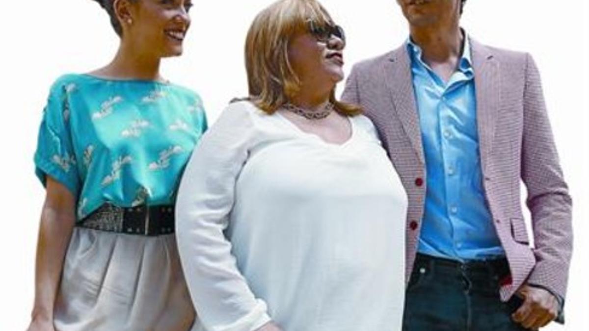 El actor Paco León, junto a su madre y su hermana, ayer, en Málaga.