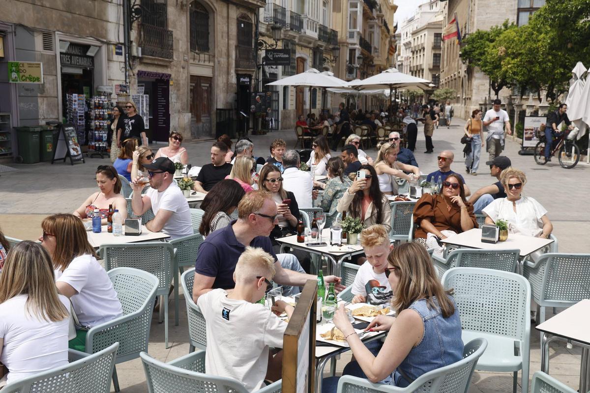 Terrazas llenas de turistas durante el último fin de semana de abril de 2025 en València