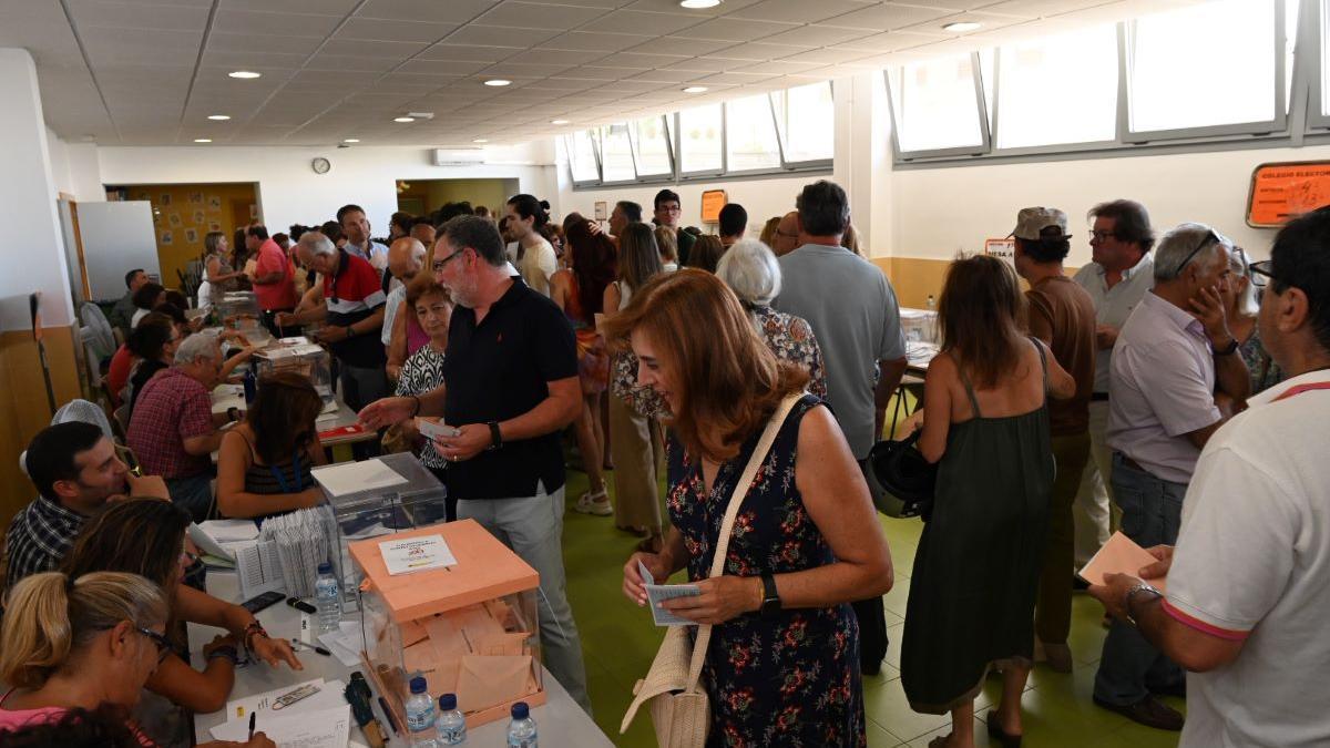 Miembros de las mesas electorales en el colegio de Las Vaguadas de Badajoz el pasado 23 de julio.