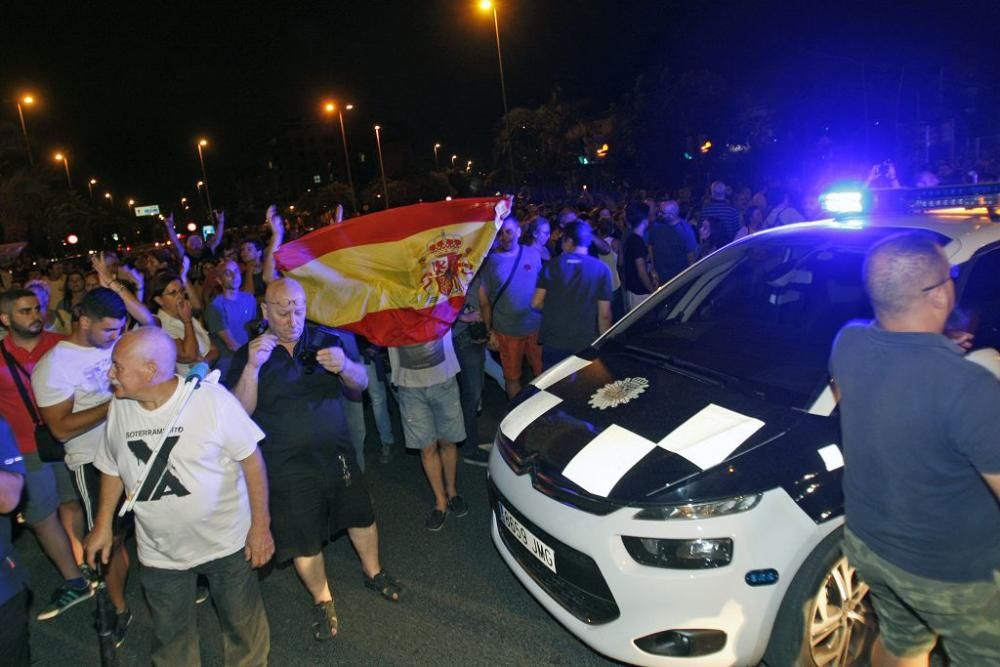 Los manifestantes protestan contra el AVE