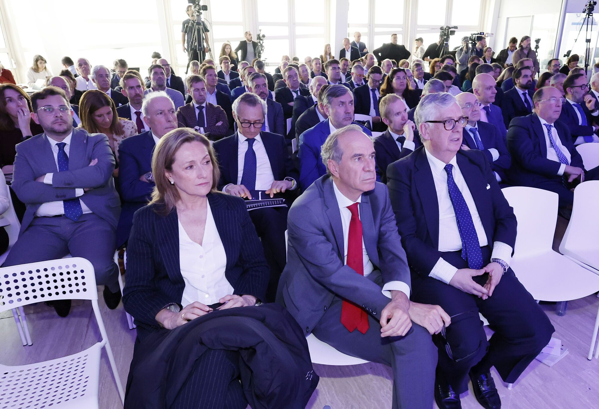 Luisa Sánchez, vicepresidenta de la diputación de Pontevedra, Juan María Vallejo, vicepresidente de la CEOE de Castilla y León, y Juan Manuel Vieites, presidente de la Confederación de Empresarios de Galicia (CEG). 