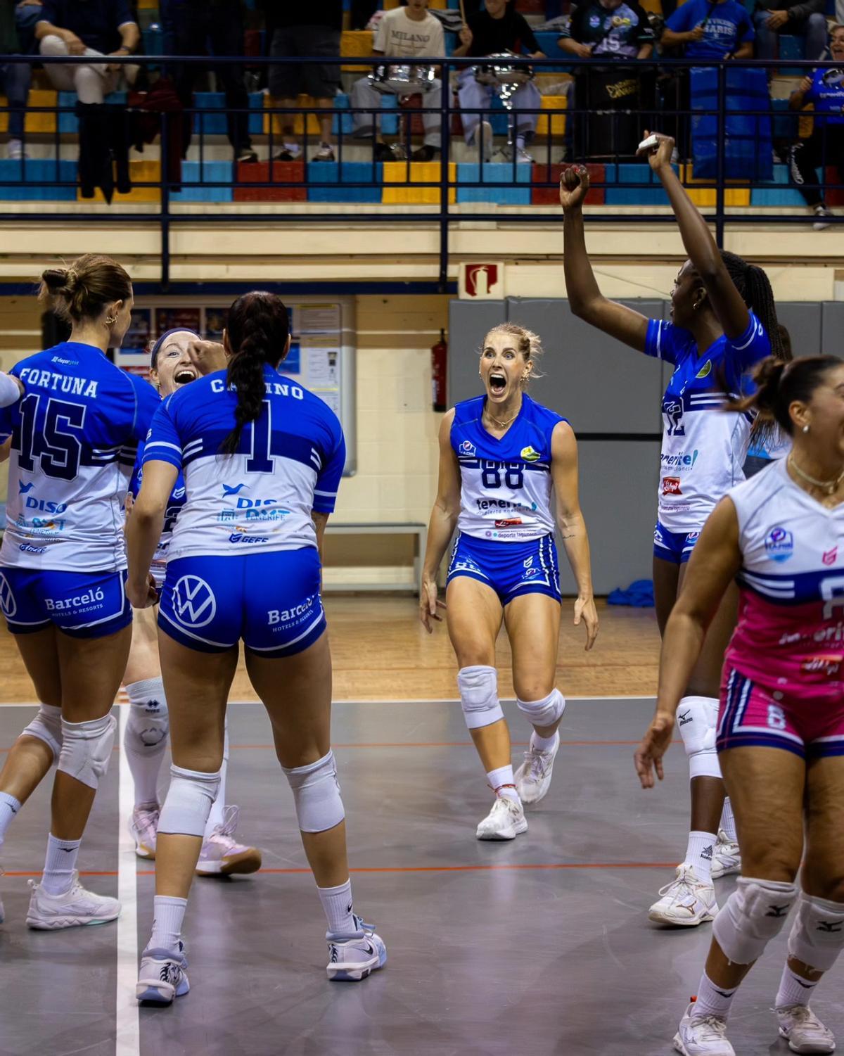 Las jugadoras del Haris se felicitan tras lograr un punto.