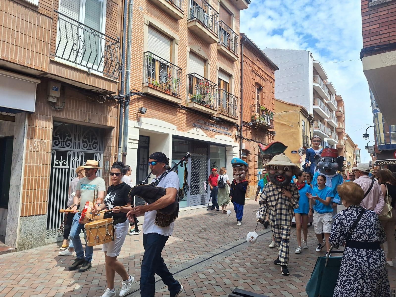 GALERÍA | Pasacalles de gigantes y cabezudos