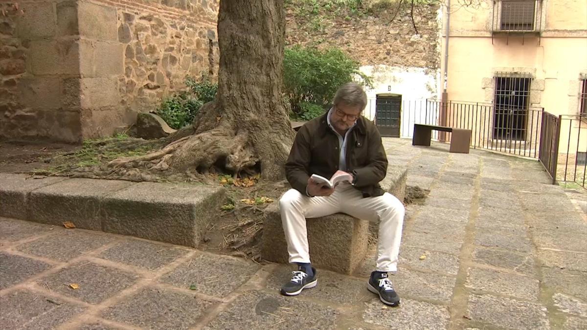Felipe Grande ojea su libro 'Un año descubriendo América'.