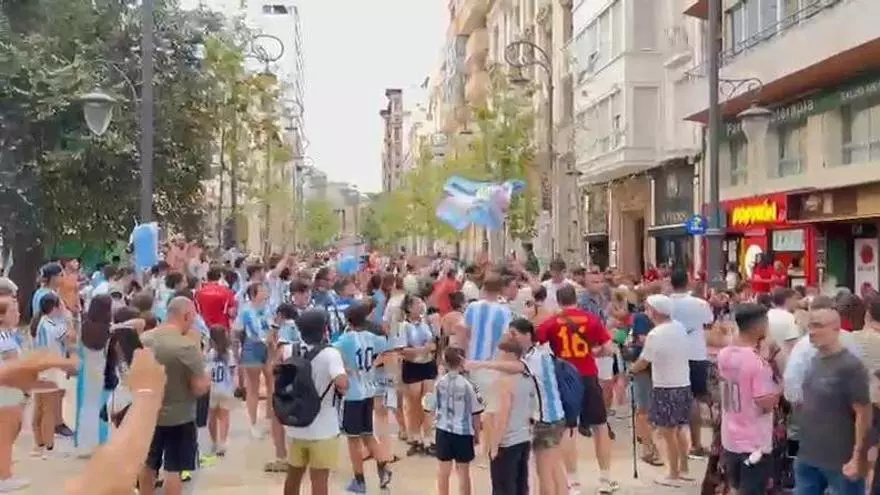 Así viven los seguidores argentinos la final del Mundial en Alicante