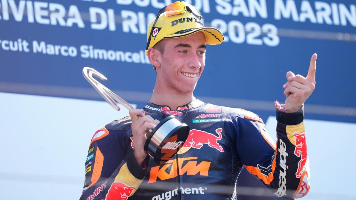 Pedro Acosta celebrando su victoria en el GP de Misano de Moto2